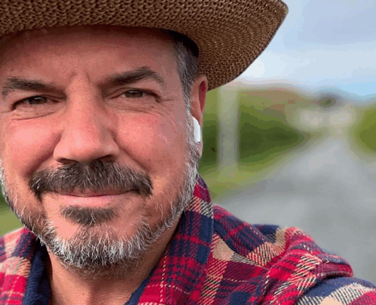 Capture decran 2025 04 26 095341 Charles Lafortune dévoile une rare photo avec ses parents pour souligner une fête marquante