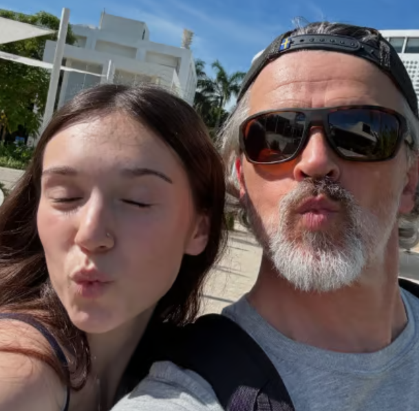 Découvrez de magnifiques photos de Patrice Godin d'Indéfendable avec ses filles 1 Découvrez de magnifiques photos de Patrice Godin d'Indéfendable avec ses filles Capture decran 2025 04 27 093454 Découvrez de magnifiques photos de Patrice Godin d'Indéfendable avec ses filles