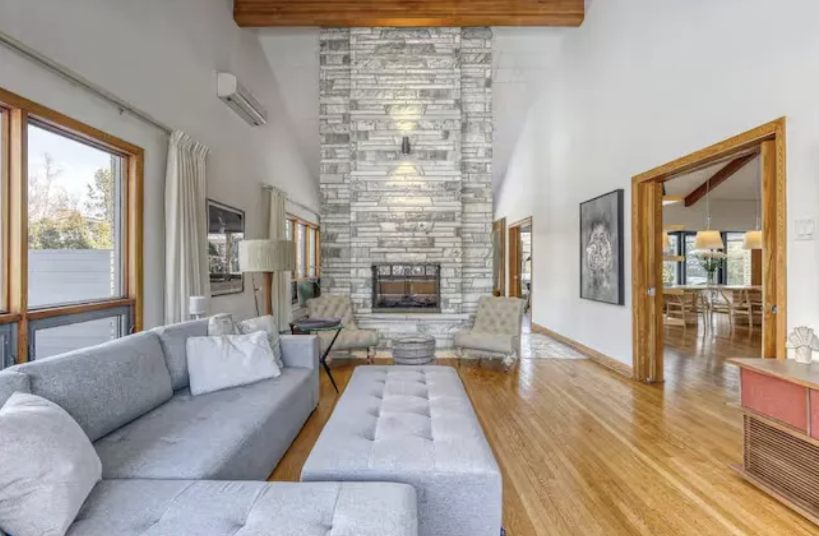 La magnifique maison que Marc Labrèche vient d'être vendue 3 La magnifique maison que Marc Labrèche vient d'être vendue Capture decran le 2025 04 01 a 10.58.38 La magnifique maison que Marc Labrèche vient d'être vendue