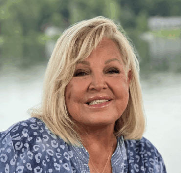 Capture decran le 2025 04 30 a 08.47.15 e1746017425336 Michèle Richard fait une apparition marquée dans une pub