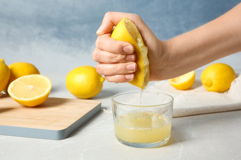 Got a Bleach Splash on Your Favorite Item? Here's the Solution... 4 Got a Bleach Splash on Your Favorite Item? Here's the Solution... Zitronensaft Hat Ihr Lieblingskleidungsstück einen Bleichfleck abbekommen? Hier ist die Lösung...