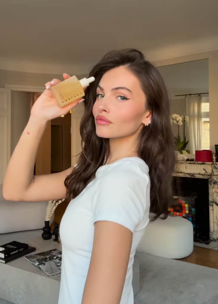 Capture decran 2025 05 09 085039 À 24 ans, la « plus jolie fillette du monde » surprend tout le monde avec sa transformation