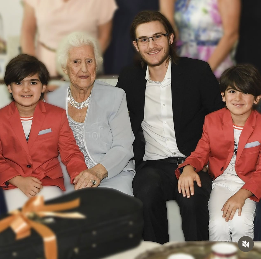 Céline Dion partage une rare photo avec ses fils pour une occasion spéciale 2 Céline Dion partage une rare photo avec ses fils pour une occasion spéciale Capture decran 2025 05 10 084553 Céline Dion partage une rare photo avec ses fils pour une occasion spéciale