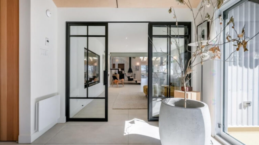 Capture decran 2025 05 19 084316 Marc Labrèche vend sa somptueuse demeure de 3 000 000 $ en Montérégie — toutes les photos ici