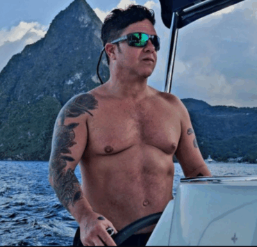 Capture decran 2025 05 20 080534 Éric Lapointe s’offre un foyer en flammes à son image — et il fait réagir!