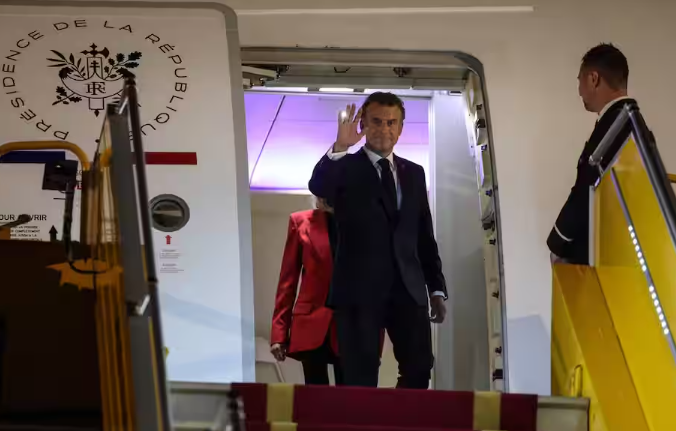 Une vidéo sème le doute : Brigitte Macron aurait-elle giflé le président à sa descente d’avion? 2 Une vidéo sème le doute : Brigitte Macron aurait-elle giflé le président à sa descente d’avion? Capture decran 2025 05 26 133656 Une vidéo sème le doute : Brigitte Macron aurait-elle giflé le président à sa descente d’avion?