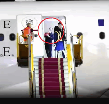 Une vidéo sème le doute : Brigitte Macron aurait-elle giflé le président à sa descente d’avion? 2 Une vidéo sème le doute : Brigitte Macron aurait-elle giflé le président à sa descente d’avion? Capture decran 2025 05 26 133704 Une vidéo sème le doute : Brigitte Macron aurait-elle giflé le président à sa descente d’avion?