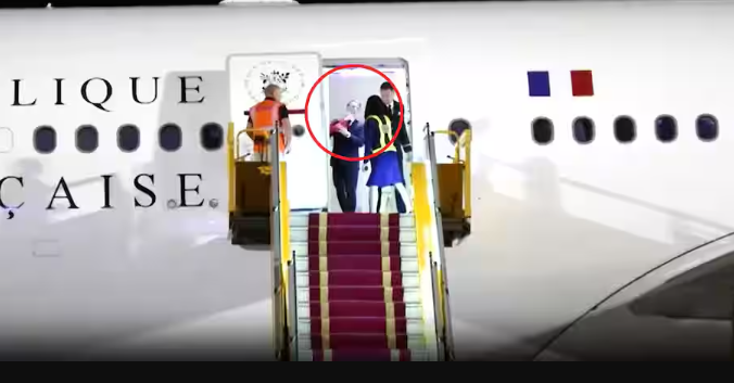 Une vidéo sème le doute : Brigitte Macron aurait-elle giflé le président à sa descente d’avion? 1 Une vidéo sème le doute : Brigitte Macron aurait-elle giflé le président à sa descente d’avion? Capture decran 2025 05 26 133704 Une vidéo sème le doute : Brigitte Macron aurait-elle giflé le président à sa descente d’avion?