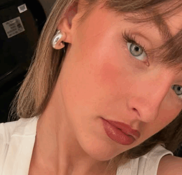 Capture decran 2025 05 31 203314 Décolleté plongeant et confidences intimes : Alicia Moffet fait tourner les têtes pour la sortie de son album