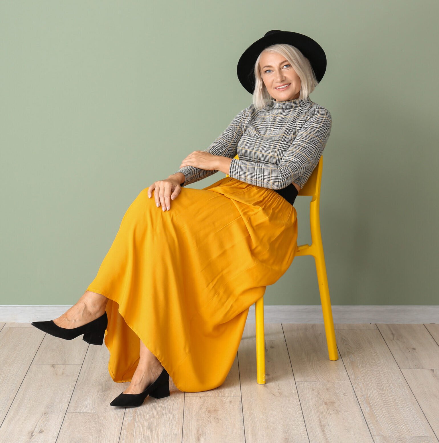 AdobeStock 288099736 scaled e1748894597947 Ces couleurs qui vous donnent bonne mine en juin (et illuminent votre teint après 40 ans !)