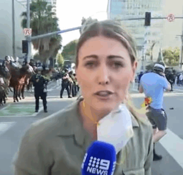 Une journaliste touchée par un tir policier en direct à Los Angeles : la scène choque le web 3 Une journaliste touchée par un tir policier en direct à Los Angeles : la scène choque le web Capture decran 2025 06 09 224207 Une journaliste touchée par un tir policier en direct à Los Angeles : la scène choque le web