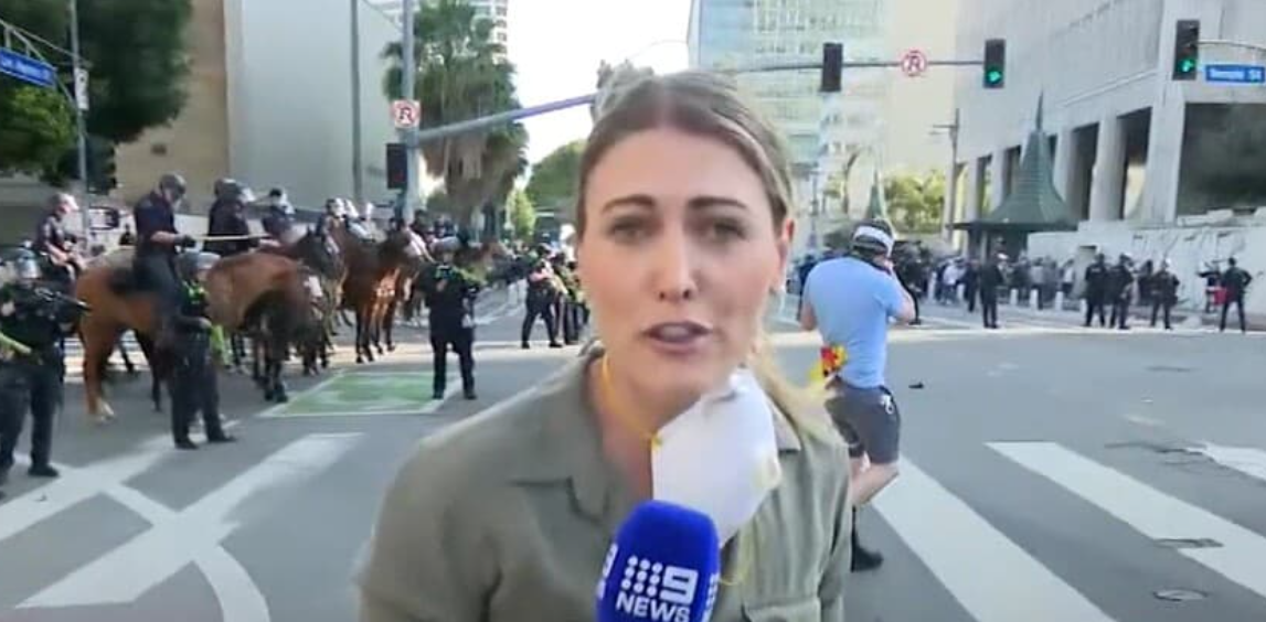 Une journaliste touchée par un tir policier en direct à Los Angeles : la scène choque le web 1 Une journaliste touchée par un tir policier en direct à Los Angeles : la scène choque le web Capture decran 2025 06 09 224207 Une journaliste touchée par un tir policier en direct à Los Angeles : la scène choque le web