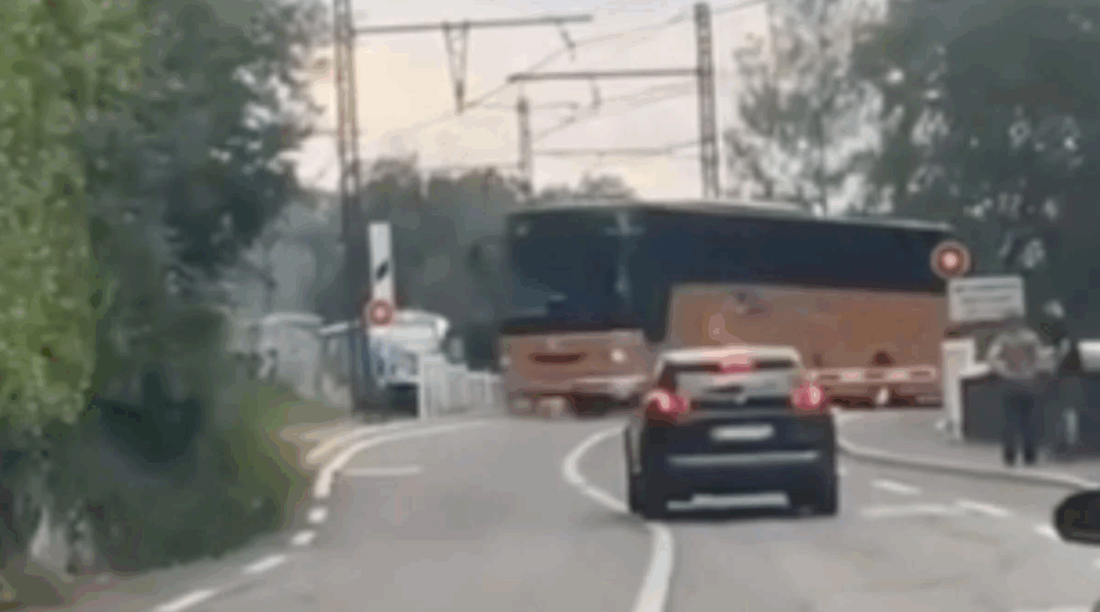 Un chauffeur imprudent tente de traverser un passage à niveau avec un bus rempli d’enfants 1 Un chauffeur imprudent tente de traverser un passage à niveau avec un bus rempli d’enfants Capture decran 2025 06 14 023742 1 Un chauffeur imprudent tente de traverser un passage à niveau avec un bus rempli d’enfants
