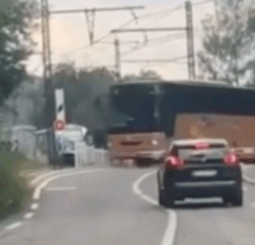 Un chauffeur imprudent tente de traverser un passage à niveau avec un bus rempli d’enfants 3 Un chauffeur imprudent tente de traverser un passage à niveau avec un bus rempli d’enfants Capture decran 2025 06 14 023742 1 Un chauffeur imprudent tente de traverser un passage à niveau avec un bus rempli d’enfants