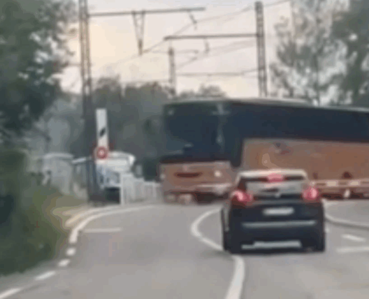 Capture decran 2025 06 14 023742 1 Un chauffeur imprudent tente de traverser un passage à niveau avec un bus rempli d’enfants