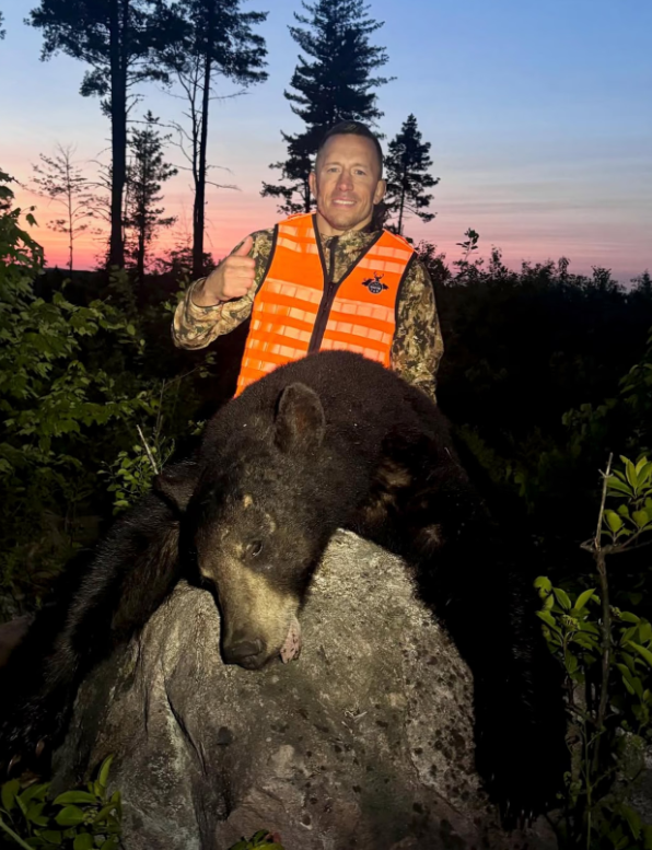 Georges St-Pierre déclenche une tempête après avoir partagé une photo de chasse à l’ours 2 Georges St-Pierre déclenche une tempête après avoir partagé une photo de chasse à l’ours Capture decran 2025 06 18 071424 Georges St-Pierre déclenche une tempête après avoir partagé une photo de chasse à l’ours