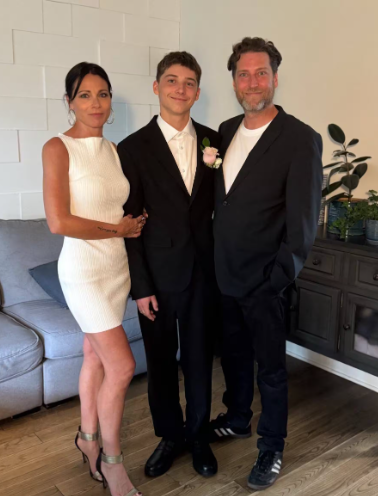 Véronique Bannon publie une rare photo de famille avec son ex et leur fils pour célébrer un moment marquant 2 Véronique Bannon publie une rare photo de famille avec son ex et leur fils pour célébrer un moment marquant Capture decran 2025 06 21 124452 Véronique Bannon publie une rare photo de famille avec son ex et leur fils pour célébrer un moment marquant