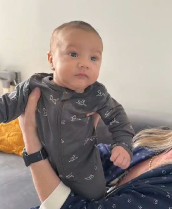 Un pur moment de tendresse : le fils de Mélissa Bédard fond dans les bras de ses grands-parents 4 Un pur moment de tendresse : le fils de Mélissa Bédard fond dans les bras de ses grands-parents Capture decran 2025 06 22 100736 Un pur moment de tendresse : le fils de Mélissa Bédard fond dans les bras de ses grands-parents