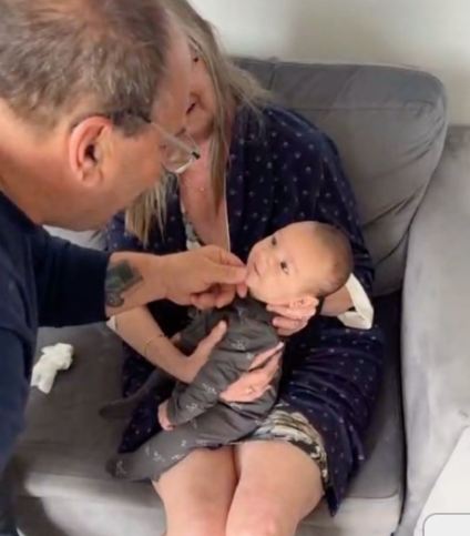 Un pur moment de tendresse : le fils de Mélissa Bédard fond dans les bras de ses grands-parents 3 Un pur moment de tendresse : le fils de Mélissa Bédard fond dans les bras de ses grands-parents Capture decran 2025 06 22 101258 Un pur moment de tendresse : le fils de Mélissa Bédard fond dans les bras de ses grands-parents