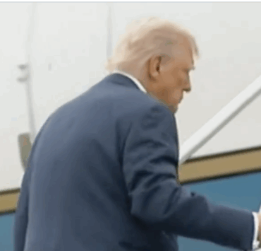 Une montée... laborieuse : Donald Trump trébuche sur Air Force One 4 Une montée... laborieuse : Donald Trump trébuche sur Air Force One Capture decran le 2025 06 09 a 11.30.39 e1749483083953 Une montée... laborieuse : Donald Trump trébuche sur Air Force One