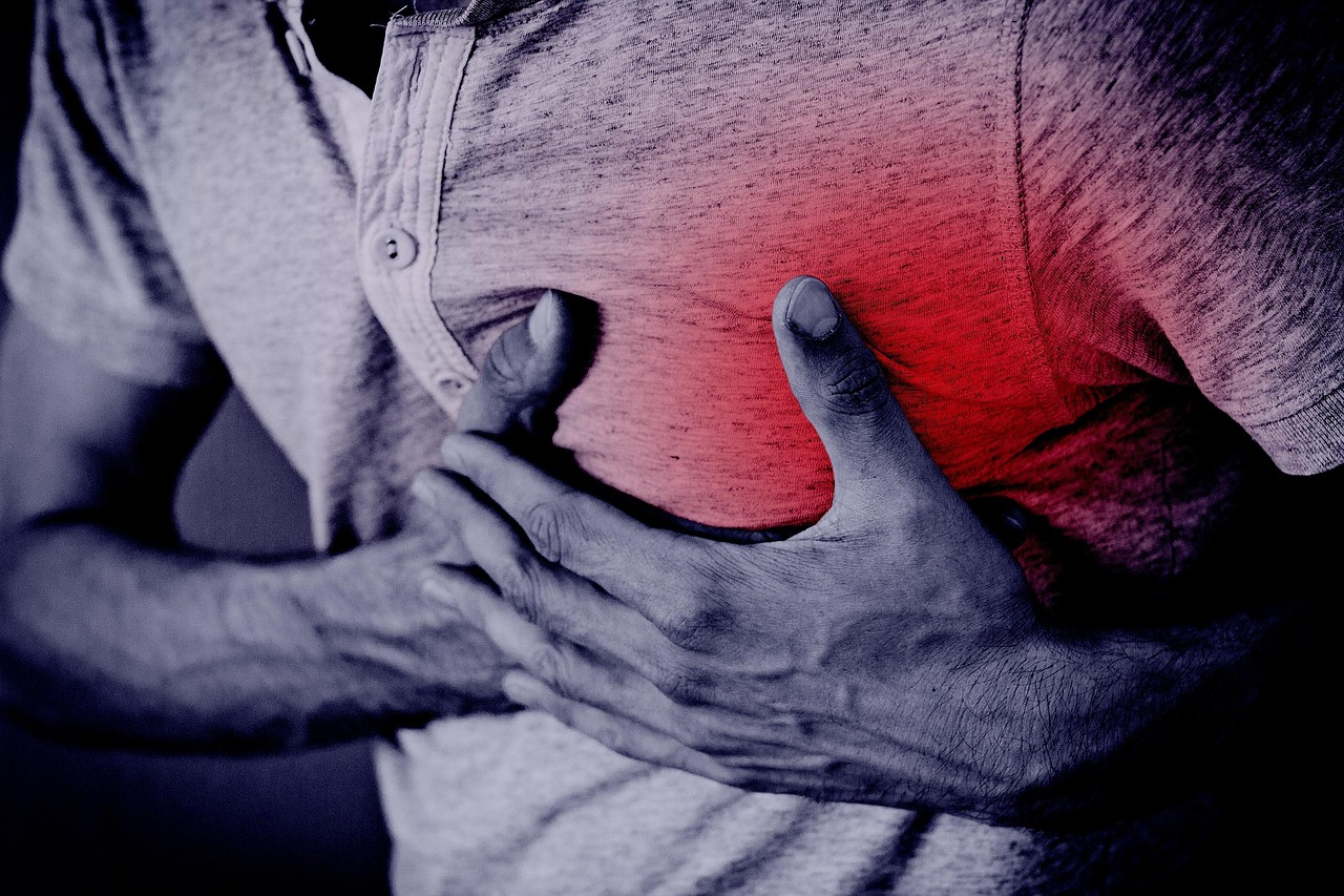 Pourquoi vous ressentez ou entendez les battements de votre cœur et ce que ça révèle 1 Pourquoi vous ressentez ou entendez les battements de votre cœur et ce que ça révèle heart attack 7479253 1280 Pourquoi vous ressentez ou entendez les battements de votre cœur et ce que ça révèle