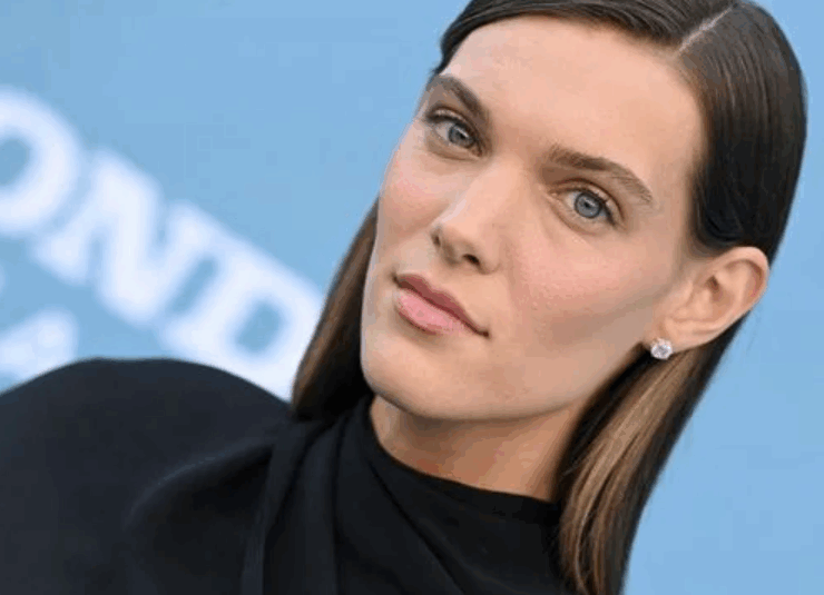 Capture decran 2025 07 01 110449 1 Charlotte Cardin ose la transparence envoûtante au défilé Jacquemus