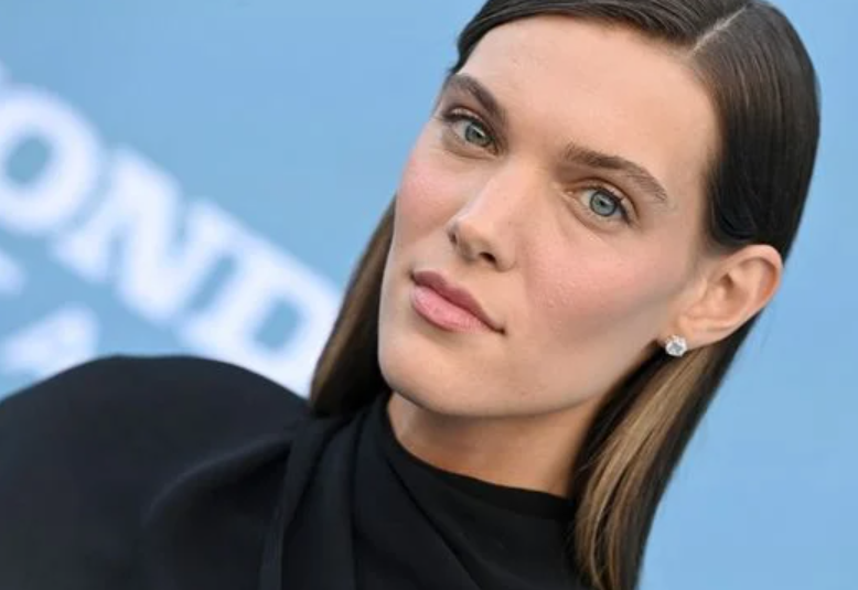 Charlotte Cardin ose la transparence envoûtante au défilé Jacquemus 1 Charlotte Cardin ose la transparence envoûtante au défilé Jacquemus Capture decran 2025 07 01 110449 1 Charlotte Cardin ose la transparence envoûtante au défilé Jacquemus