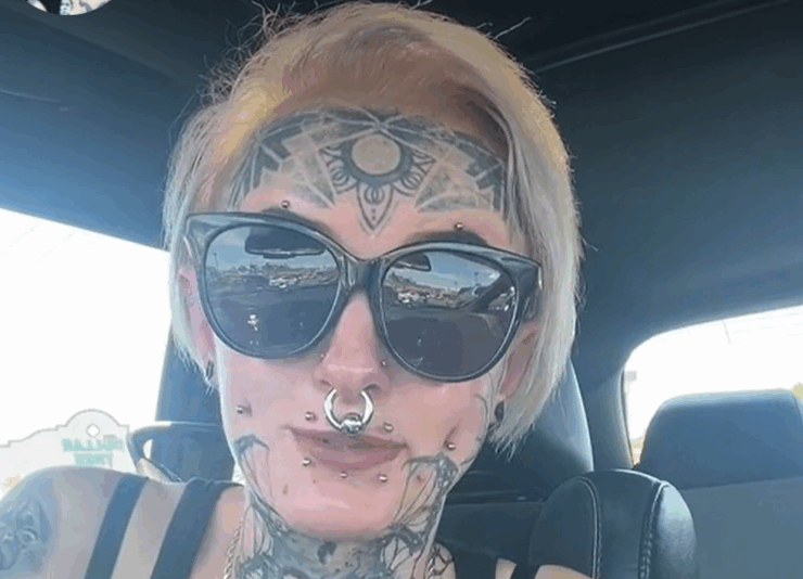 Capture decran 2025 07 17 034221 Refusée à cause de ses tatouages ? Une TikTokeuse en larmes dénonce une discrimination à l’embauche qui fait réagir la toile