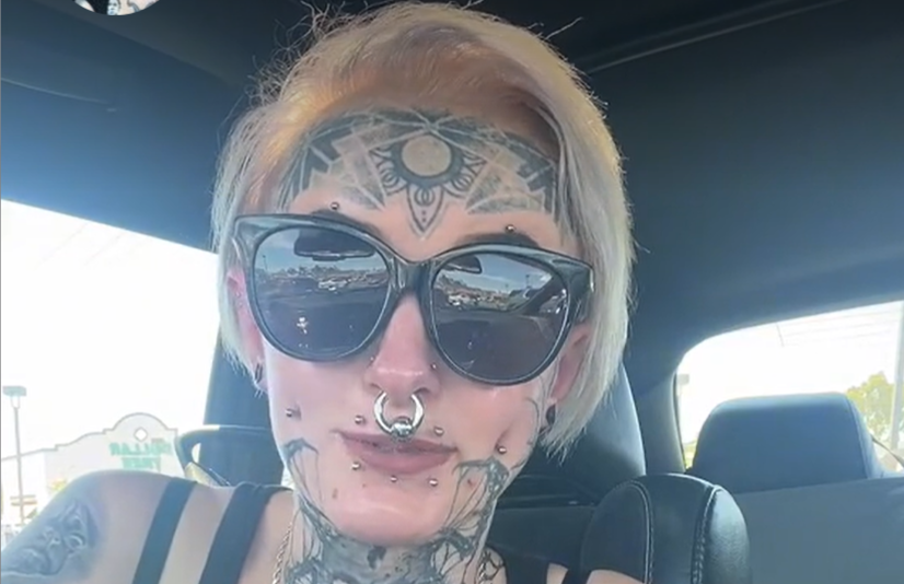 Refusée à cause de ses tatouages ? Une TikTokeuse en larmes dénonce une discrimination à l’embauche qui fait réagir la toile 1 Refusée à cause de ses tatouages ? Une TikTokeuse en larmes dénonce une discrimination à l’embauche qui fait réagir la toile Capture decran 2025 07 17 034221 Refusée à cause de ses tatouages ? Une TikTokeuse en larmes dénonce une discrimination à l’embauche qui fait réagir la toile
