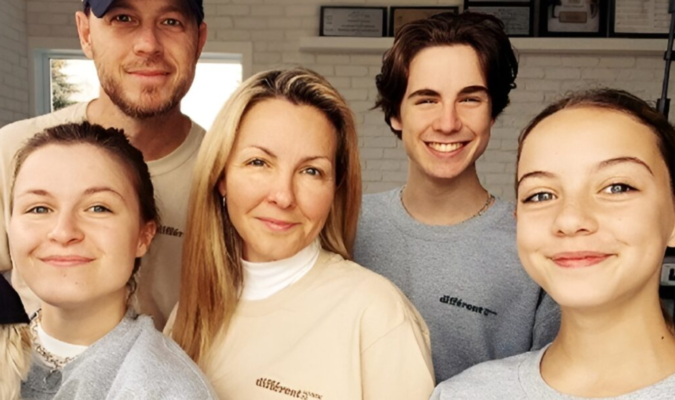 Véronique Cloutier célèbre l’anniversaire de Louis Morissette avec une rare et touchante photo de famille 1 Véronique Cloutier célèbre l’anniversaire de Louis Morissette avec une rare et touchante photo de famille Capture decran 2025 07 19 125514 Véronique Cloutier célèbre l’anniversaire de Louis Morissette avec une rare et touchante photo de famille