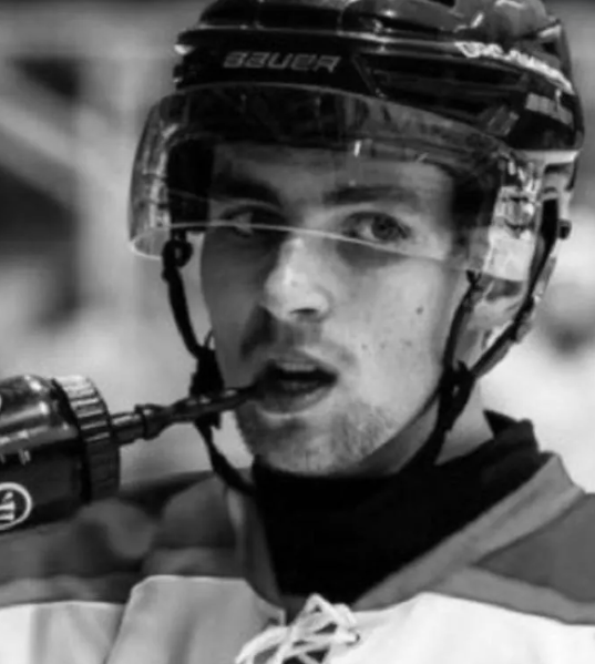 Le jeune hockeyeur Gary Kelly meurt à 19 ans après une chute mortelle 1 Le jeune hockeyeur Gary Kelly meurt à 19 ans après une chute mortelle Capture decran 2025 07 22 063131 Le jeune hockeyeur Gary Kelly meurt à 19 ans après une chute mortelle