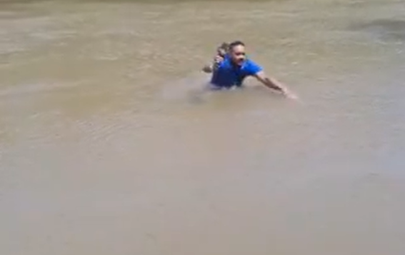 VIDÉO CHOC : un journaliste marche sur le corps d’une adolescente disparue en direct à la télévision 1 VIDÉO CHOC : un journaliste marche sur le corps d’une adolescente disparue en direct à la télévision Capture decran 2025 07 24 034903 VIDÉO CHOC : un journaliste marche sur le corps d’une adolescente disparue en direct à la télévision