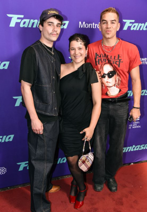 Catherine Brunet pose avec son ex Antoine Pilon et son nouveau chum Émile Ouellette sur le tapis rouge de Anna Kiri 4 Catherine Brunet pose avec son ex Antoine Pilon et son nouveau chum Émile Ouellette sur le tapis rouge de Anna Kiri Capture decran 2025 07 26 160331 Catherine Brunet pose avec son ex Antoine Pilon et son nouveau chum Émile Ouellette sur le tapis rouge de Anna Kiri