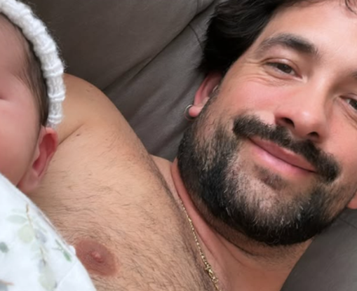 Le petit Lou fait fondre le cœur des fans : 10 photos touchantes du bébé de Félix-Antoine Tremblay 1 Le petit Lou fait fondre le cœur des fans : 10 photos touchantes du bébé de Félix-Antoine Tremblay Capture decran 2025 07 27 060306 Le petit Lou fait fondre le cœur des fans : 10 photos touchantes du bébé de Félix-Antoine Tremblay