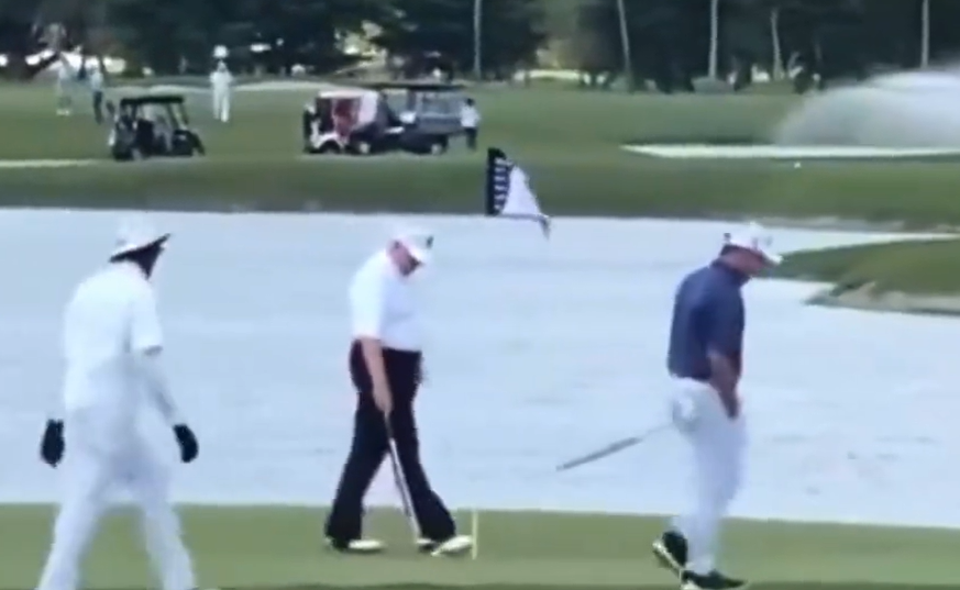 Donald Trump pris en flagrant délit de triche au golf… et la vidéo fait scandale ! 1 Donald Trump pris en flagrant délit de triche au golf… et la vidéo fait scandale ! Capture decran 2025 07 29 022122 Donald Trump pris en flagrant délit de triche au golf… et la vidéo fait scandale !