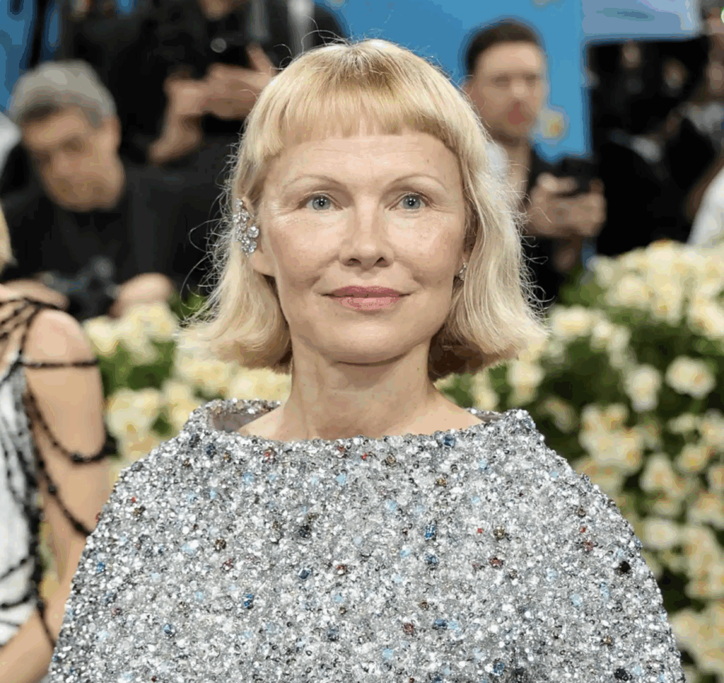 Capture decran le 2025 07 23 a 16.04.13 Le look inédit de Caroline Néron rappelle la star Pamela Anderson