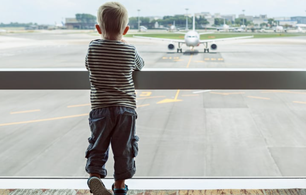 Leur enfant de 10 ans ne peut pas embarquer : des parents le laissent seul à l’aéroport pour ne pas rater leur vol 1 Leur enfant de 10 ans ne peut pas embarquer : des parents le laissent seul à l’aéroport pour ne pas rater leur vol Capture decran 2025 08 02 023824 Leur enfant de 10 ans ne peut pas embarquer : des parents le laissent seul à l’aéroport pour ne pas rater leur vol