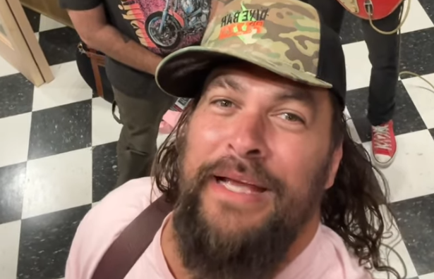 Jason Momoa méconnaissable : il rase sa barbe pour la première fois en six ans pour... 1 Jason Momoa méconnaissable : il rase sa barbe pour la première fois en six ans pour... Capture decran 2025 08 02 133921 Jason Momoa méconnaissable : il rase sa barbe pour la première fois en six ans pour...