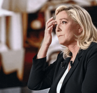« On dirait Loana » : Marine Le Pen méconnaissable sur une photo d’anniversaire retouchée, la toile s’enflamme 3 « On dirait Loana » : Marine Le Pen méconnaissable sur une photo d’anniversaire retouchée, la toile s’enflamme Capture decran 2025 08 07 114455 « On dirait Loana » : Marine Le Pen méconnaissable sur une photo d’anniversaire retouchée, la toile s’enflamme