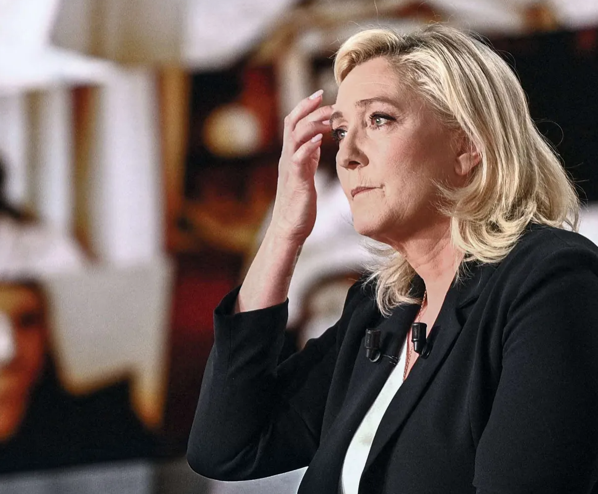 « On dirait Loana » : Marine Le Pen méconnaissable sur une photo d’anniversaire retouchée, la toile s’enflamme 1 « On dirait Loana » : Marine Le Pen méconnaissable sur une photo d’anniversaire retouchée, la toile s’enflamme Capture decran 2025 08 07 114455 « On dirait Loana » : Marine Le Pen méconnaissable sur une photo d’anniversaire retouchée, la toile s’enflamme