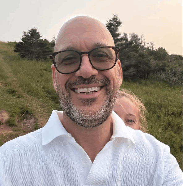 Capture decran 2025 08 07 124302 Martin Matte partage une photo hilarante avec Laurence Leboeuf… et fidèle à lui-même, il la cache à moitié !