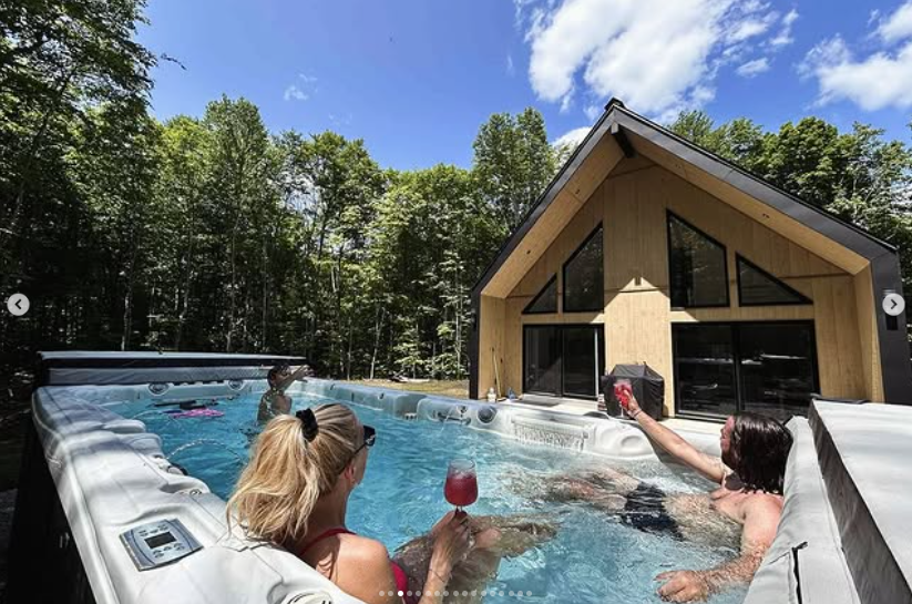 PHOTOS – Anaïs Guertin-Lacroix dévoile son chalet de luxe proche de Montréal, maintenant à louer ! 4 PHOTOS – Anaïs Guertin-Lacroix dévoile son chalet de luxe proche de Montréal, maintenant à louer ! Capture decran 2025 08 13 152656 PHOTOS – Anaïs Guertin-Lacroix dévoile son chalet de luxe proche de Montréal, maintenant à louer !