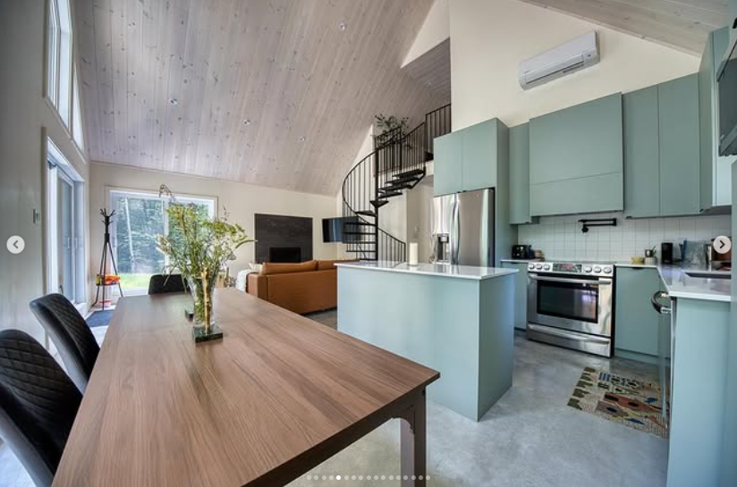 PHOTOS – Anaïs Guertin-Lacroix dévoile son chalet de luxe proche de Montréal, maintenant à louer ! 6 PHOTOS – Anaïs Guertin-Lacroix dévoile son chalet de luxe proche de Montréal, maintenant à louer ! Capture decran 2025 08 13 152720 PHOTOS – Anaïs Guertin-Lacroix dévoile son chalet de luxe proche de Montréal, maintenant à louer !