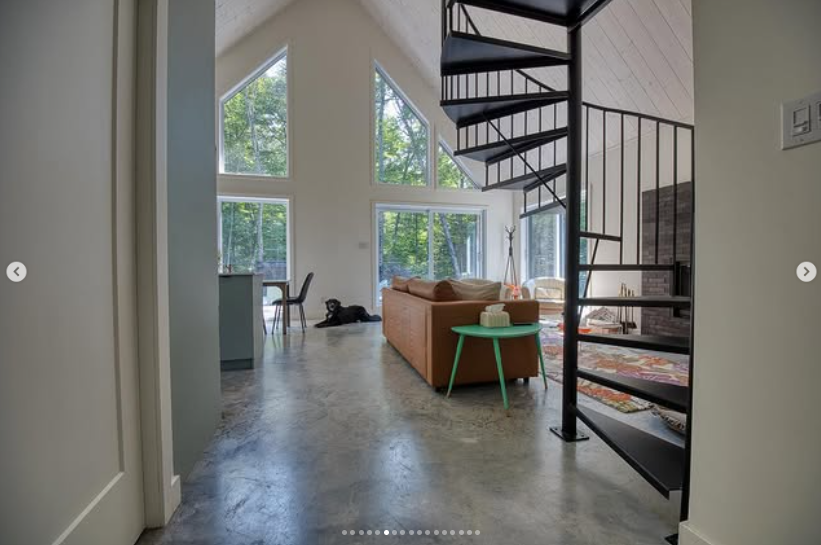 PHOTOS – Anaïs Guertin-Lacroix dévoile son chalet de luxe proche de Montréal, maintenant à louer ! 7 PHOTOS – Anaïs Guertin-Lacroix dévoile son chalet de luxe proche de Montréal, maintenant à louer ! Capture decran 2025 08 13 152730 PHOTOS – Anaïs Guertin-Lacroix dévoile son chalet de luxe proche de Montréal, maintenant à louer !