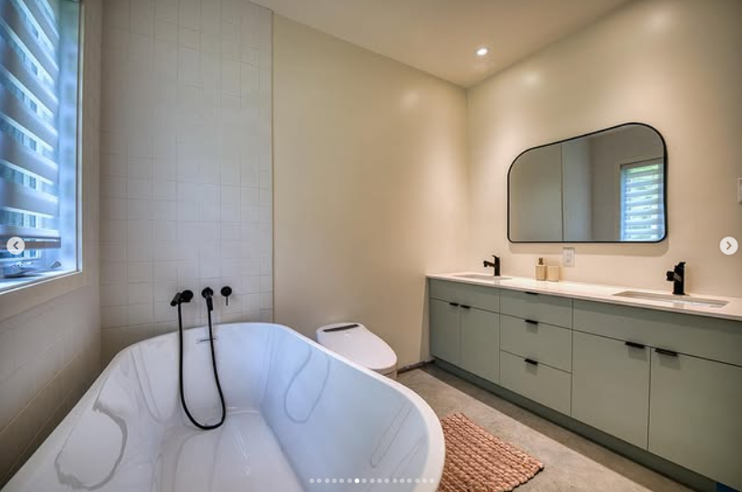 PHOTOS – Anaïs Guertin-Lacroix dévoile son chalet de luxe proche de Montréal, maintenant à louer ! 9 PHOTOS – Anaïs Guertin-Lacroix dévoile son chalet de luxe proche de Montréal, maintenant à louer ! Capture decran 2025 08 13 152738 PHOTOS – Anaïs Guertin-Lacroix dévoile son chalet de luxe proche de Montréal, maintenant à louer !