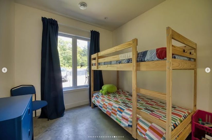 PHOTOS – Anaïs Guertin-Lacroix dévoile son chalet de luxe proche de Montréal, maintenant à louer ! 14 PHOTOS – Anaïs Guertin-Lacroix dévoile son chalet de luxe proche de Montréal, maintenant à louer ! Capture decran 2025 08 13 152825 PHOTOS – Anaïs Guertin-Lacroix dévoile son chalet de luxe proche de Montréal, maintenant à louer !