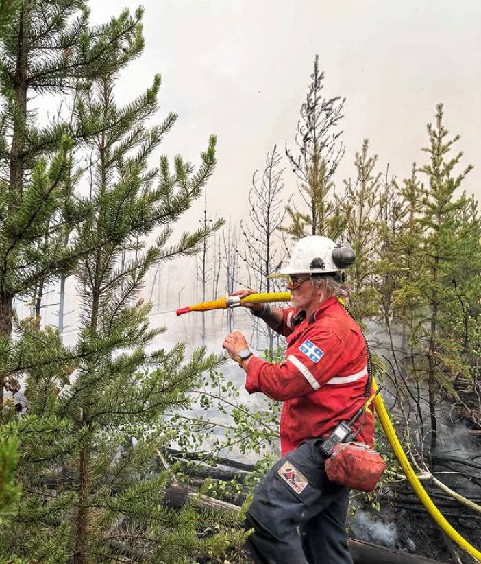 Capture decran 2025 08 16 105408 Patrice Godin en pleine action : voyez les images saisissantes de son combat contre les flammes