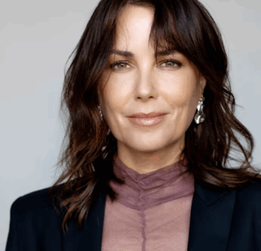 Capture decran 2025 08 22 134057 Maxim Roy prend la pose dans une robe ouverte et fait sensation