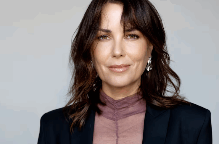 Capture decran 2025 08 22 134057 Maxim Roy prend la pose dans une robe ouverte et fait sensation