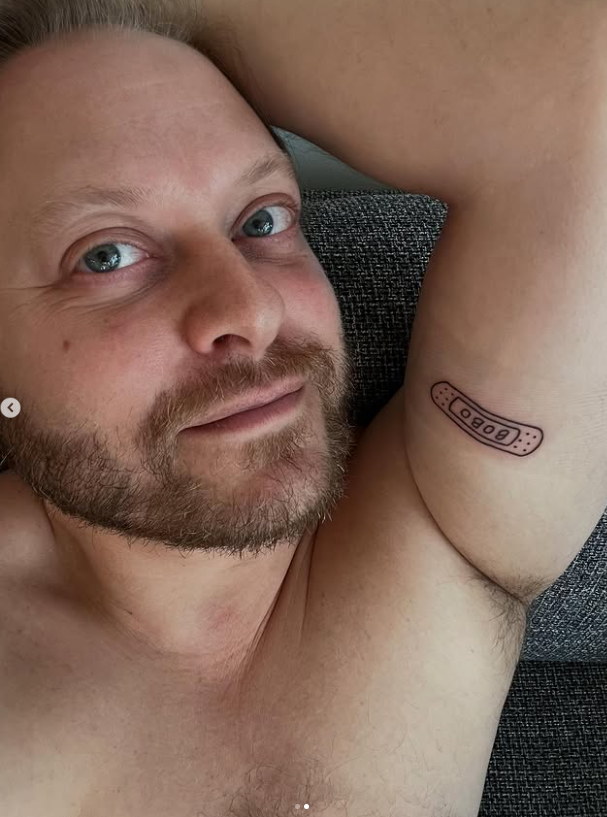 Capture decran 2025 08 22 142945 Guillaume Lambert se fait tatouer… pour marquer ses blessures ! Et il ne fait pas les choses à moitié !